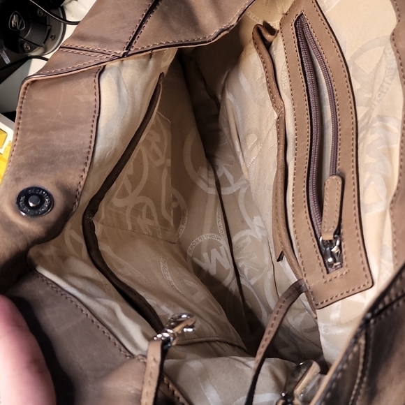 Michael kors jet set leater tote. - Picture 3 of 4